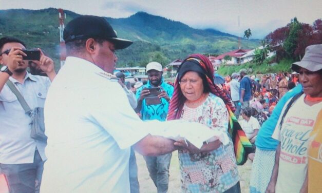 Penjabat Bupati Marthen Kogoya Launching Penyaluran Cadangan Beras Pemerintah Untuk Masyarakat Tolikara