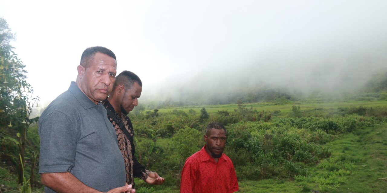 Bupati Spei Pulang Kampung, Mandi di Kali, Jejaki Kenangan Masa Kecil, Dan Menatap Harapan Ke Atas Bukit