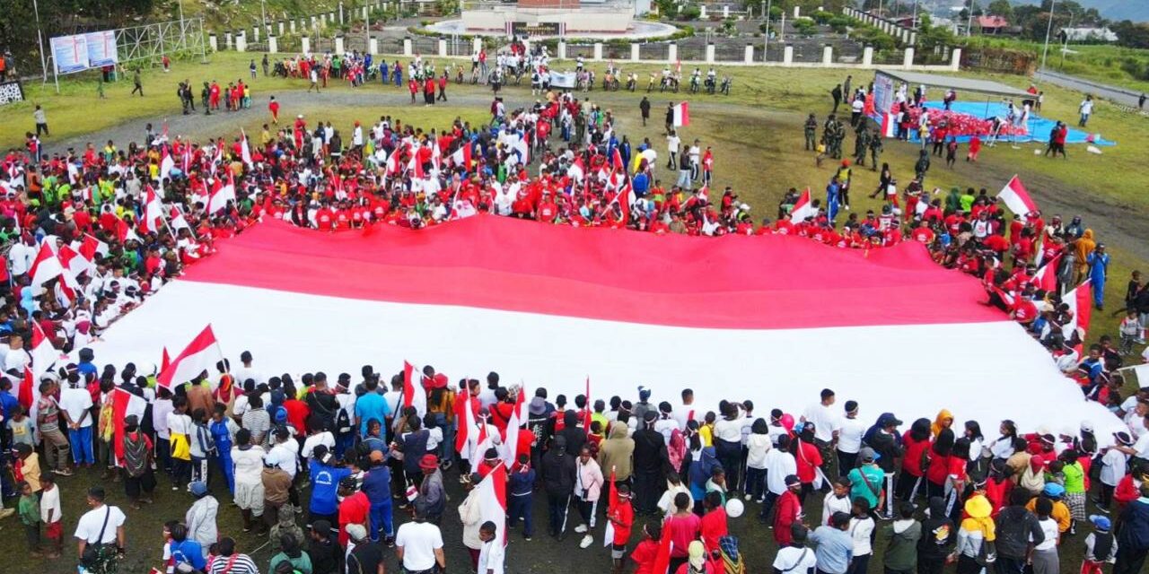 Gelar Kirab Merah Putih, Penjabat Bupati Puncak Jaya Kobarkan Semangat Persatuan