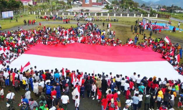 Gelar Kirab Merah Putih, Penjabat Bupati Puncak Jaya Kobarkan Semangat Persatuan