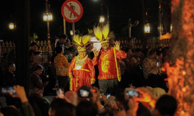 Penjabat Gubernur Papua Tengah Tampil Anggun di Fashion Show Istana Berbatik