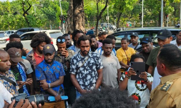 Penjabat Bupati Marthen Kogoya Temui Mahasiswa Tolikara Yang Berdemonstrasi dan Berdialog Jelaskan Tuntutan