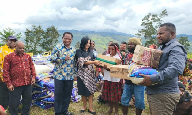 Penjabat Gubernur Papua Pegunungan Serahkan Bantuan Sembako Kepada Pengungsi Nduga