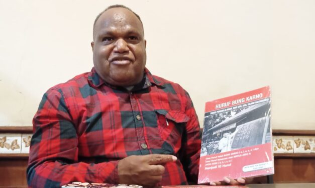 Tokoh Papua Ini Hidupkan Literasi Sejarah Lewat Buku “Huruf Bung Karno” dan Jadi Metode Pengajaran Yang Asyik