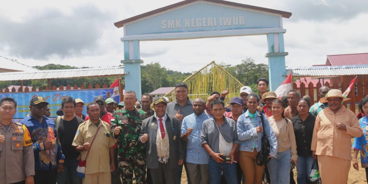 Resmikan SMK Negeri Iwur, Bupati Spei Bidana Dorong Anak Muda di Wilayah Selatan Pegubin Jadi Petani Modern