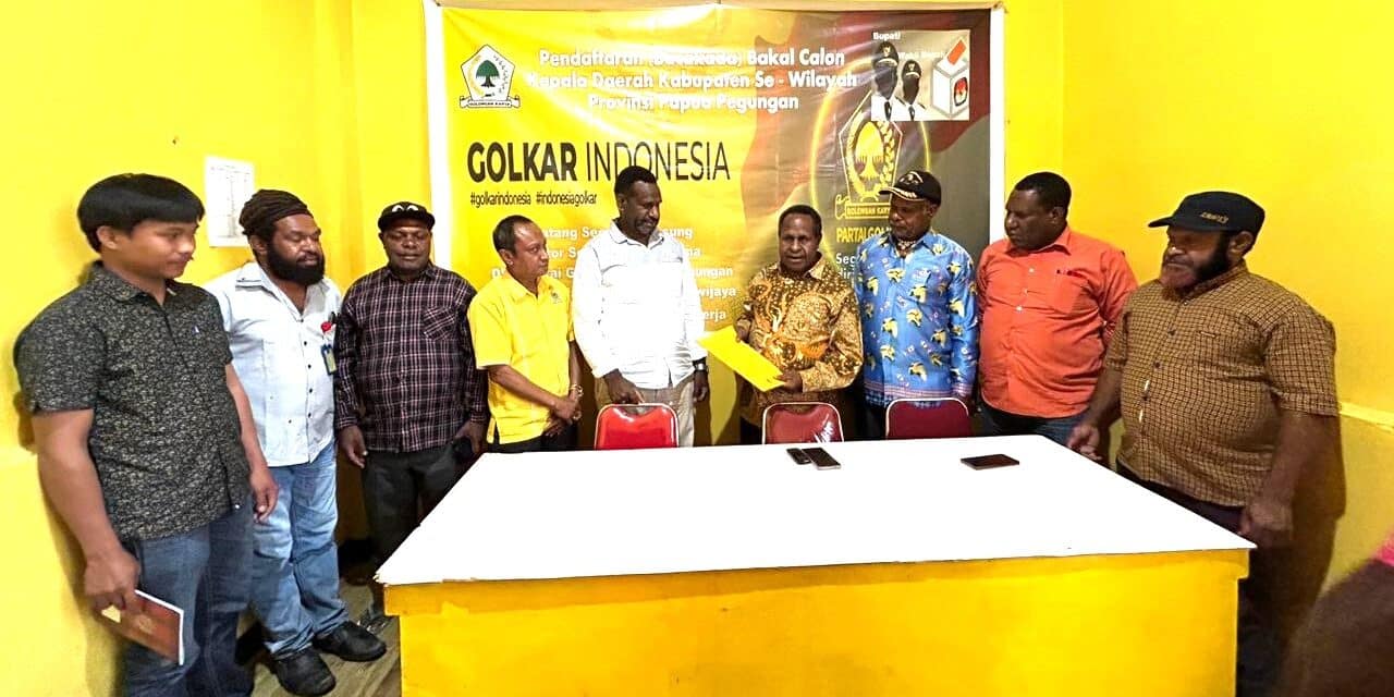 Bacalon Bupati Tolikara Irinus Wanimbo Ambil Formulir Pendaftaran di Kantor DPD Golkar Papua Pegunungan