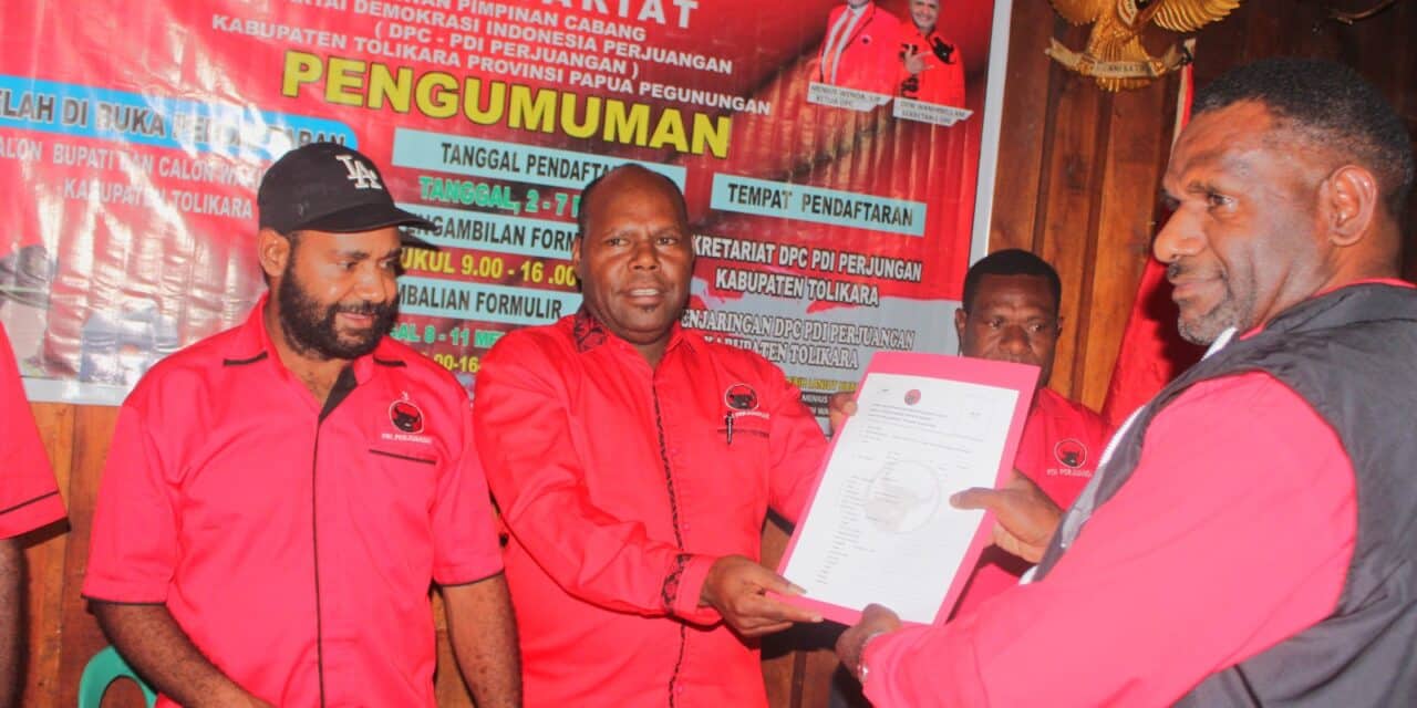 Irinus Wanimbo Resmi Mendaftar Ke PDIP Diantar Ratusan Massa Pendukungnya