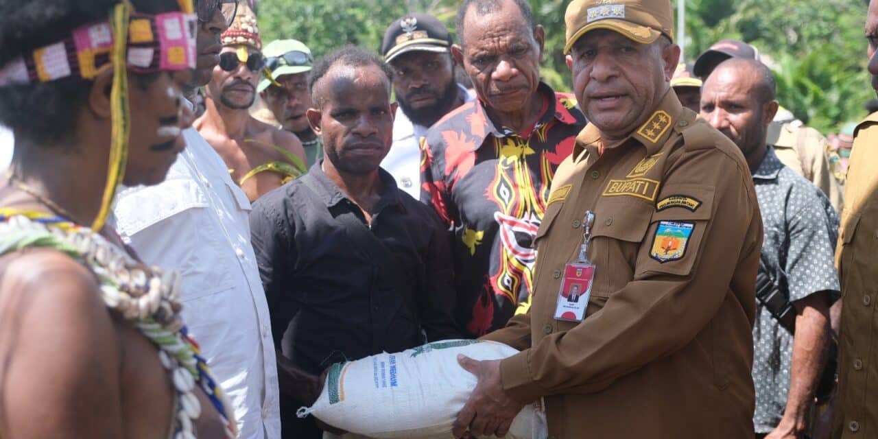 Terima Bantuan Beras, Bupati Spei Minta Masyarakat Pegubin Jadikan Energi Untuk Olah Kebun Hasilkan Pangan Lokal