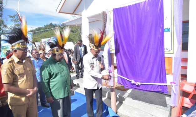 Penjabat Gubernur Velix Wanggai Resmikan Kantor Wilayah Bogo, 9 Honai dan Tugu Salib GIDI
