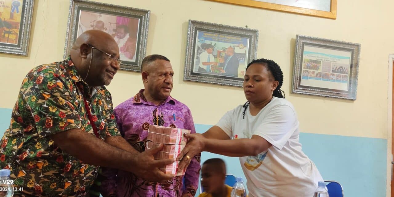 Bupati Spei Bidana Serahkan Dana Rp 300 Juta Untuk Peresmian Kantor BPP GIDI dan Konferensi GIDI Ke-XX