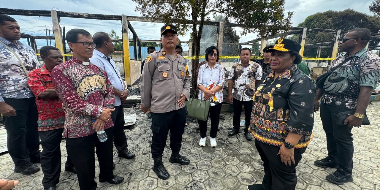 Kunjungi SD Sion Yang Terbakar, Penjabat Gubernur Ribka Haluk Siap Bantu Bangun Kembali