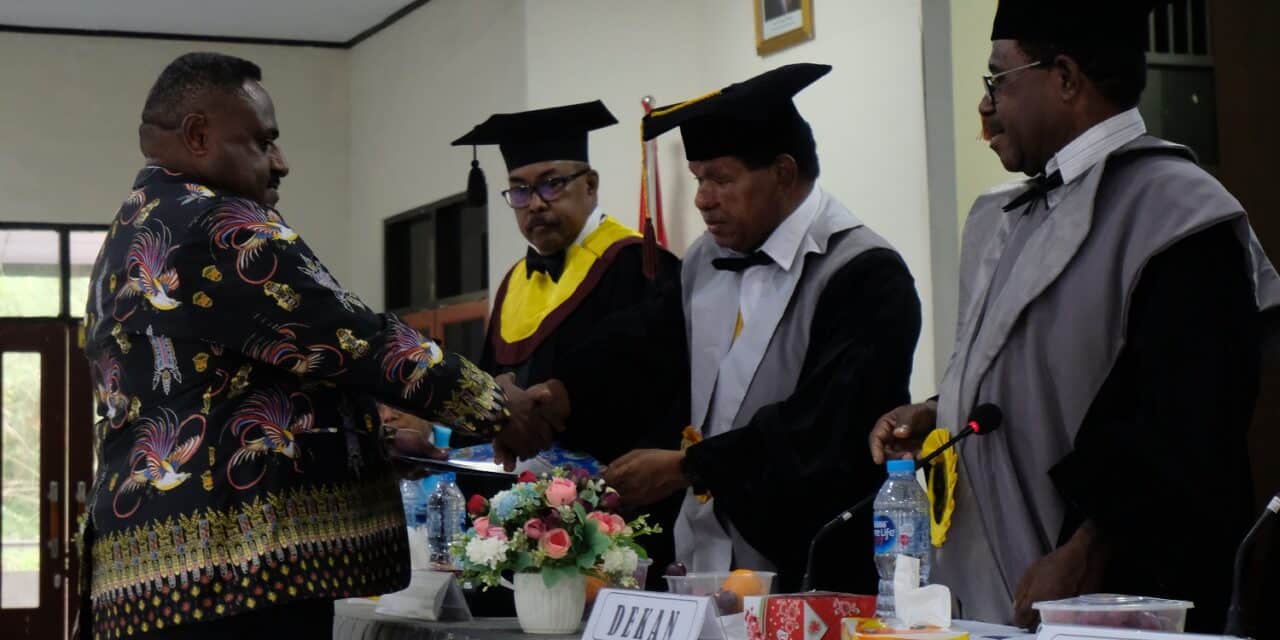 Yumius Taplo, Putra Asli Pegunungan Bintang Pertama Raih Gelar Doktor