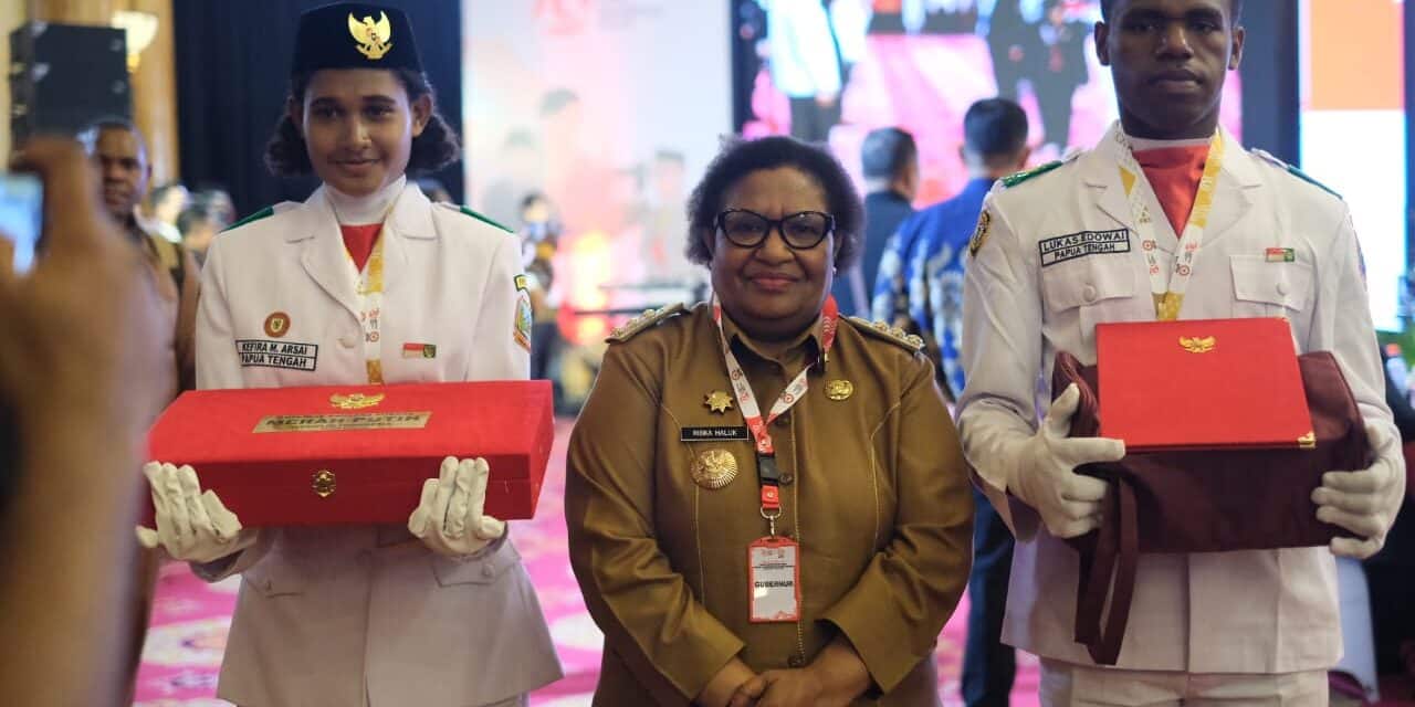 Ribka Haluk: “Saya Bangga Bisa Terima Duplikat Bendera Pusaka Dari Putri Proklamator RI”