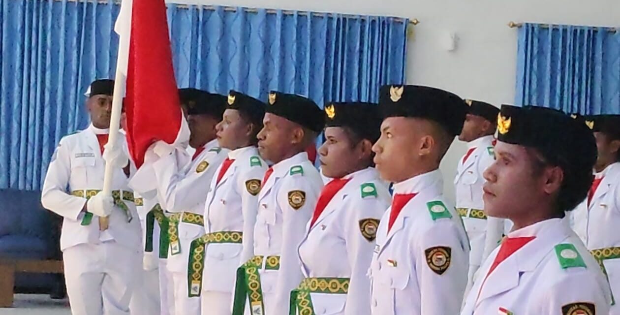 Penjabat Bupati Mamteng Kukuhkan 57 Anggota Paskibra Sukseskan Upacara 17 Agustus