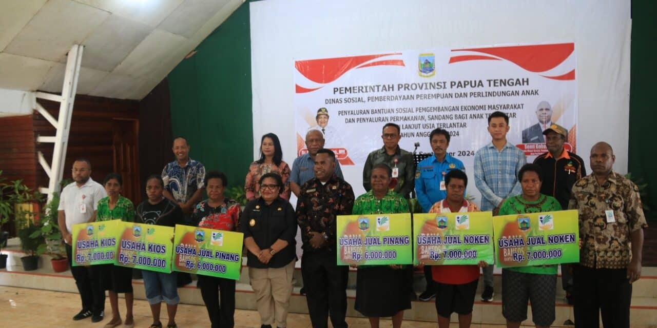 Ribka Haluk Serahkan Bansos Ekonomi, Makanan, dan Sandang Bagi Anak Terlantar dan Lanjut Usia