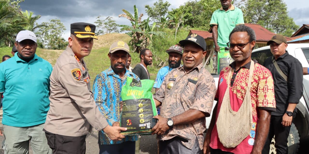 Kunjungi Distrik Iwur, Pjs Bupati Pegubin Sosialisasi Pilkada dan Ajak Warga Tidak Golput