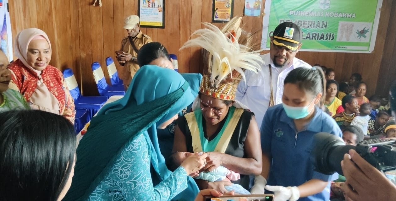Kunjungi Posyandu Moga, Penjabat Ketua TP PKK Papua Pegunungan Beri Makanan Tambahan dan Vitamin