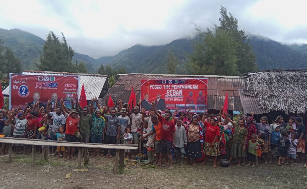 Resmi Pasang Baliho dan Kibarkan Bendera PDIP, Masyarakat Distrik Eipumek Dukung Penuh SEBAN Menuju Jilid II