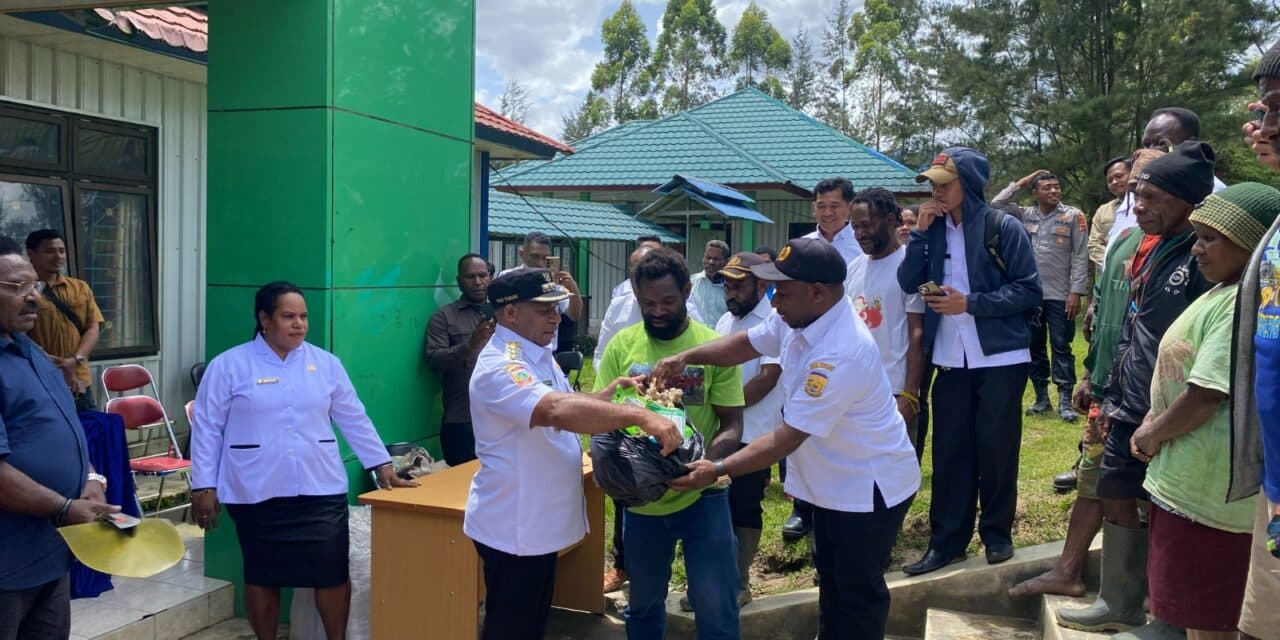 Bagikan Bibit Sayur dan Alat Pertanian, Penjabat Bupati Nenu Tabuni Ingin Kabupaten Puncak Jaga Ketahanan Pangan Lokal