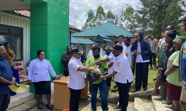 Bagikan Bibit Sayur dan Alat Pertanian, Penjabat Bupati Nenu Tabuni Ingin Kabupaten Puncak Jaga Ketahanan Pangan Lokal