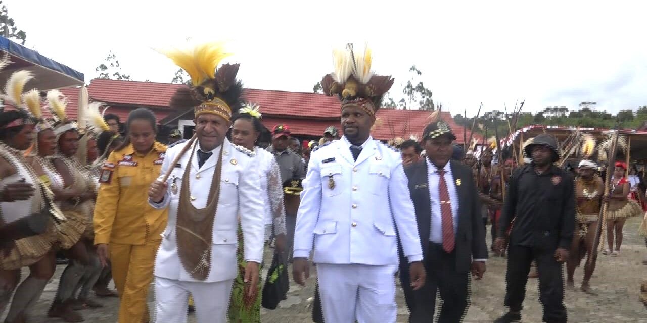 Disambut Meriah di Oksibil, Bupati Spei Bidana: “Mari Bersatu Bersama Pemerintah Kita Bangun Pegunungan Bintang”