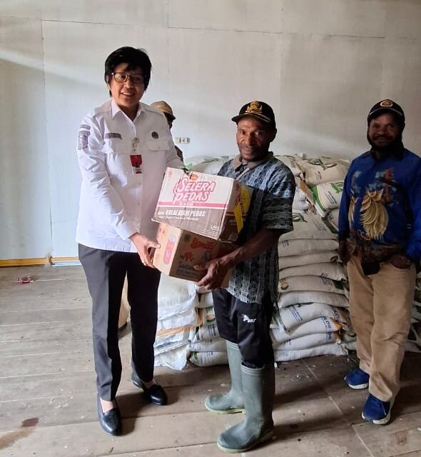 Pemda Pegubin Serahkan Bantuan Untuk Masyarakat Distrik Oksop