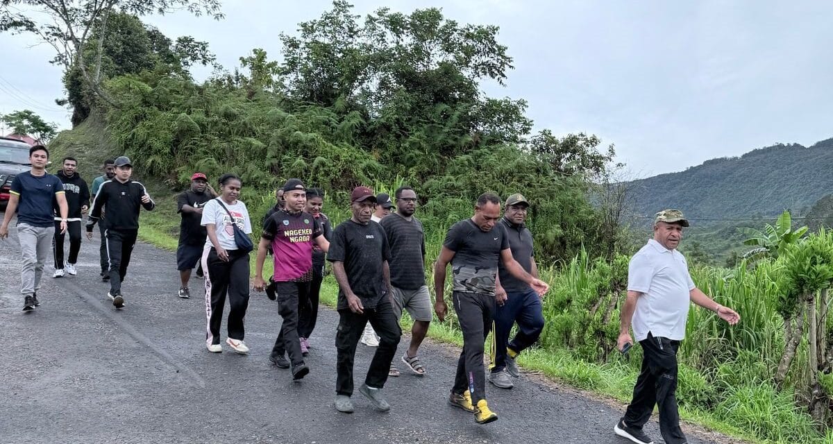 Bupati dan Wabup Pegubin Jalan Santai Oksibil-Epsiding 10 KM Ajak ASN Hidup Bersih dan Sehat