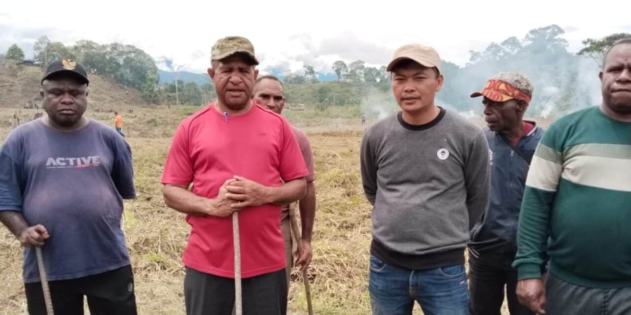 Bupati Spei Bidana Bangun Lapangan Sepak Bola Berstandar FIFA di Dabolding