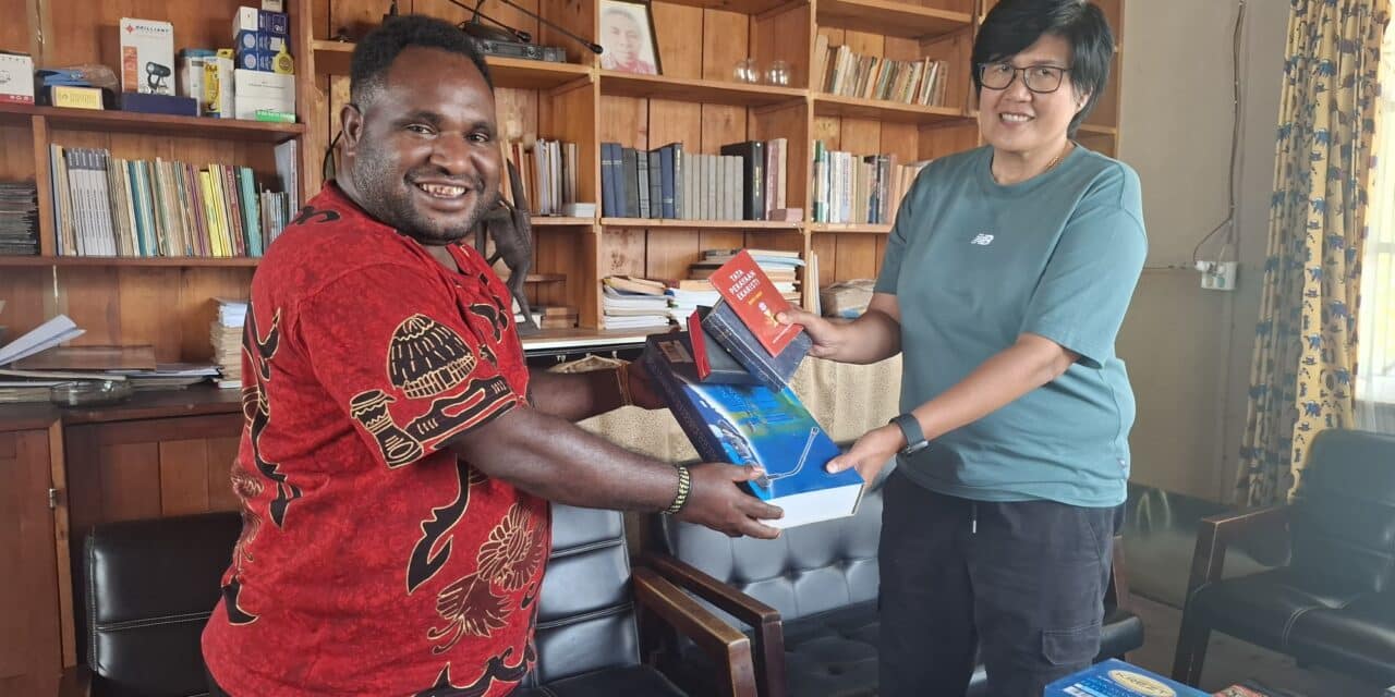 Sekda Jeni Linthin Serahkan Bantuan Penunjang Ibadah Untuk Umat Katolik di Paroki Mabilabol