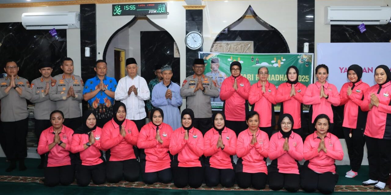 Gelar Safari Ramadhan, Kapolda Papua dan Ibu-Ibu Bhayangkari Kunjungi Umat Muslim Masjid Al Muhajirin