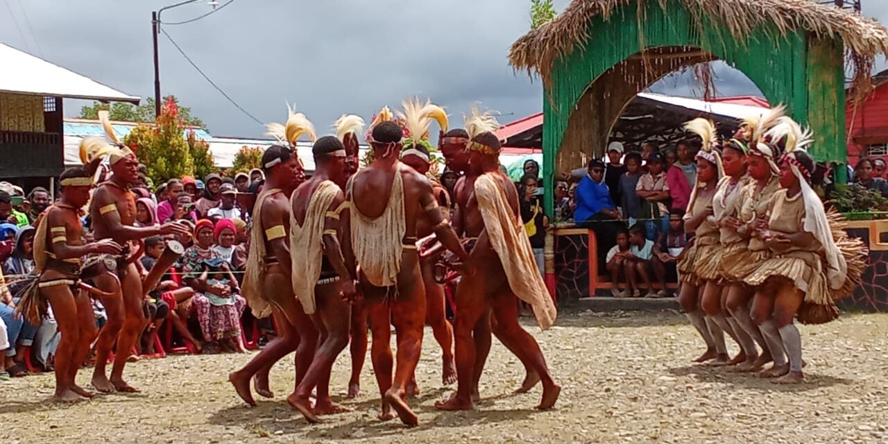 Buka Lomba Tari Tradisional, Bupati Spei: “Kita Akan Gelar Festival Budaya Tahun Depan”