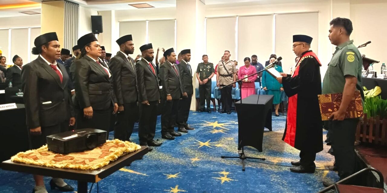Wakil Ketua PN Nabire Lantik Ketua DPRK Puncak dan Anggota DPRK Jalur Otsus