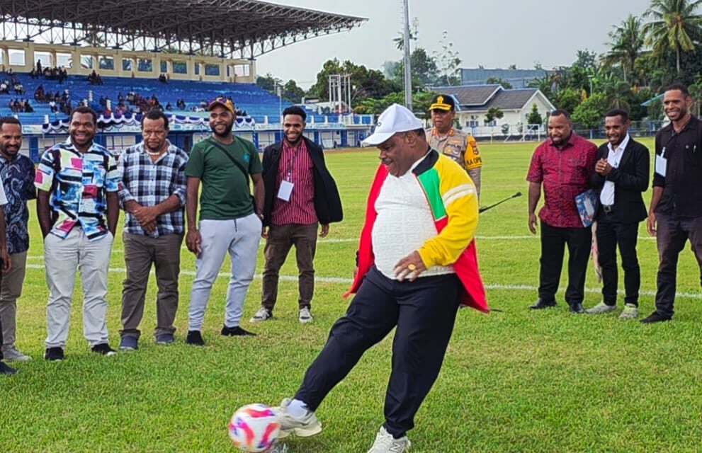 Buka Turnamen KPMY Cup, Bupati Yahukimo Ajak Pelajar dan Mahasiswa Jadi Teladan yang Baik