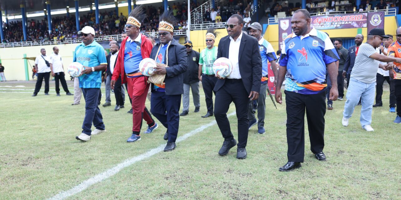 Gubernur Meki Nawipa Resmi Buka Liga IV Papua Tengah dan Cetak Gol Cantik di Laga Eksebisi