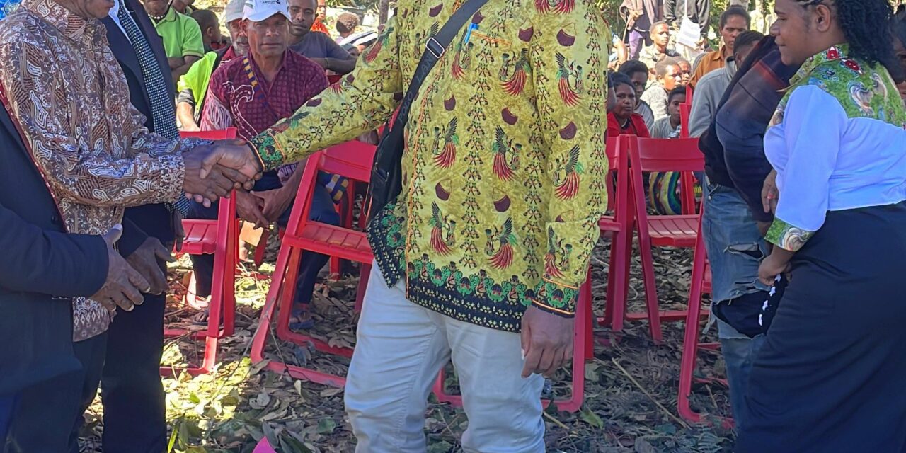 Hadiri Syukuran Penyerahan Tanah Lokasi Pembangunan GJRP Jemaat Eklesia Oksibil, Ini Pesan Penting Wabup Arnold Nam