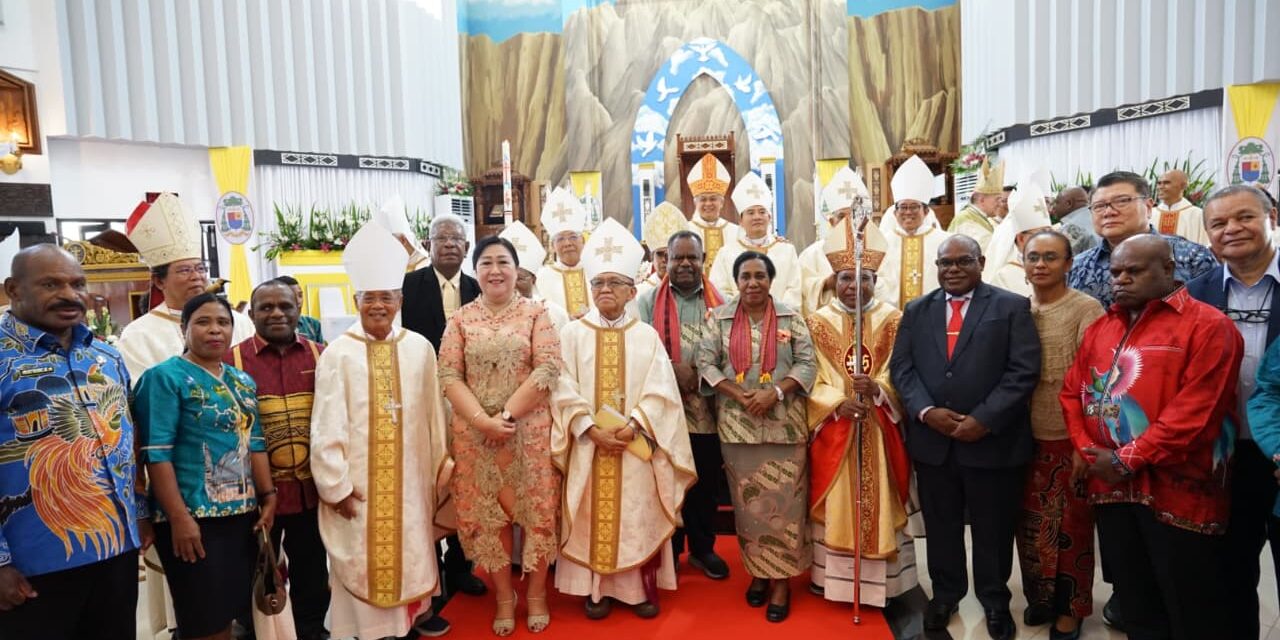 Gubernur Meki Nawipa Berharap, Sesuai Mottonya Uskup Bernardus Menjadi Pintu Perdamaian dan Kesejahteraan Umat di Papua Tengah