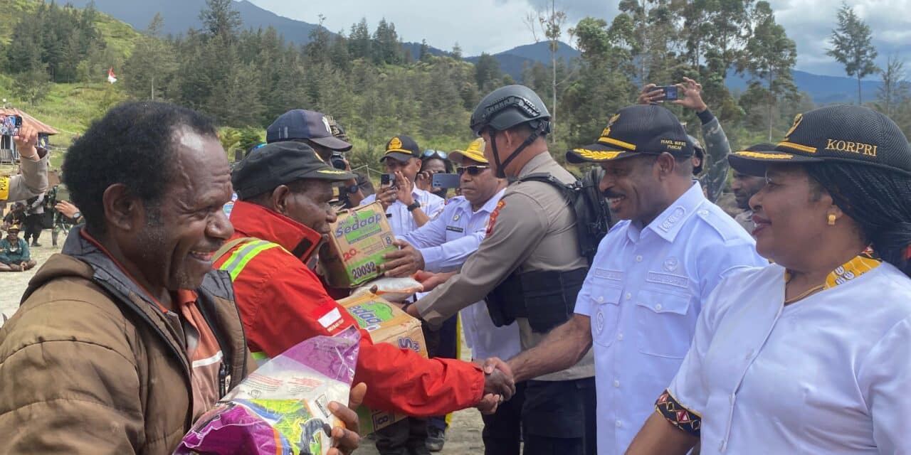 Pemkab Puncak Serahkan Bantuan Makanan Bagi Masyarakat Yang Mengungsi di Ilaga dan Gome