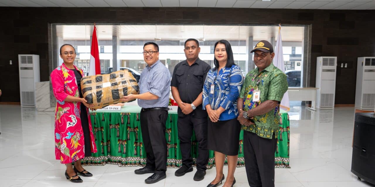 Peduli Korban Konflik Bersenjata di Intan Jaya, PKK Papua Tengah Serahkan Bantuan Selimut dan Pakaian