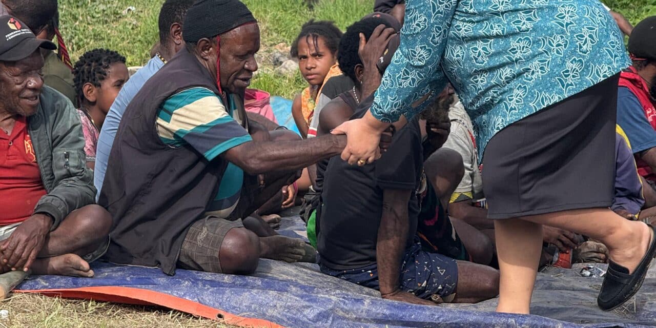 Sentuhan Kasih PKK Puncak Untuk Pengungsi di Gome dan Ilaga Lewat Bantuan Makanan
