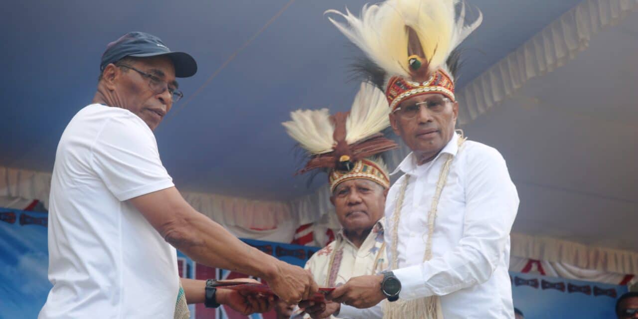Mahkota Cenderawasih Dipakaikan, Masyarakat Adat Sentani Bersatu Dukung BTM-CK
