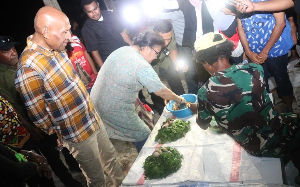 Jualan Ditengah Kegelapan, Mama Pedagang Pasar Workwana Berharap pada BTM