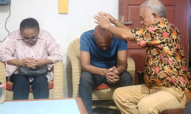 Benhur Tomi Mano Bersama Istri Kunjungi Pastor John Djonga