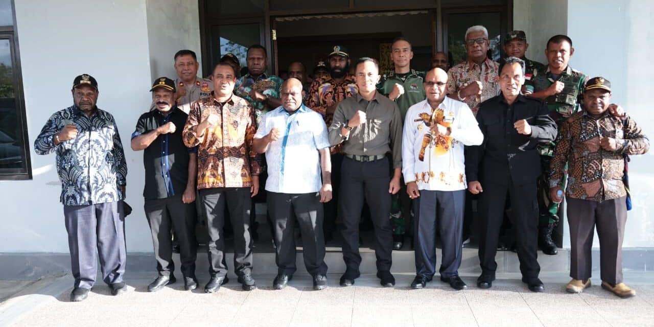Kunjungi Markas Kogabwilhan III, Gubernur Papua Tengah Bahas Prioritas Jalan dan Keamanan