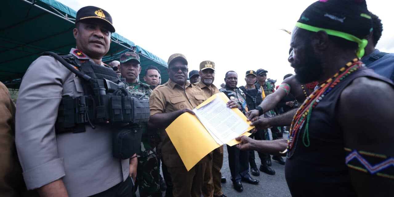 Gelar Ritual Perdamaian Belah Kayu Doli, Gubernur Meki: “Mulai Esok Sekolah dan Gereja Dibuka, Mari Kita Bersatu Bangun Puncak Jaya”