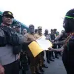 Gelar Ritual Perdamaian Belah Kayu Doli, Gubernur Meki: “Mulai Esok Sekolah dan Gereja Dibuka, Mari Kita Bersatu Bangun Puncak Jaya”