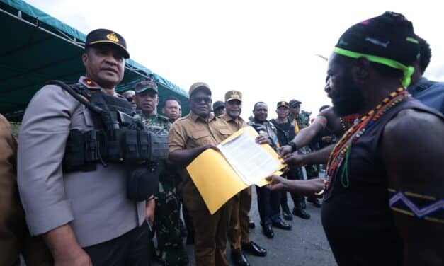 Gelar Ritual Perdamaian Belah Kayu Doli, Gubernur Meki: “Mulai Esok Sekolah dan Gereja Dibuka, Mari Kita Bersatu Bangun Puncak Jaya”