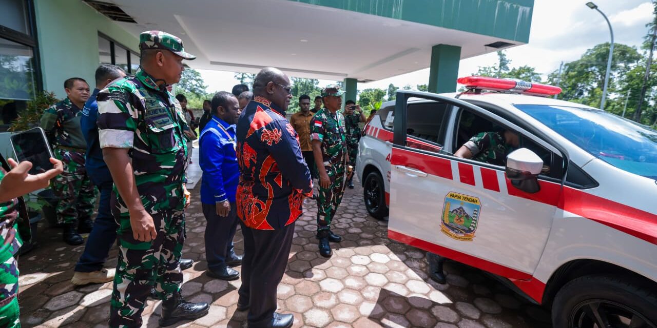 Gubernur Papua Tengah Serahkan 2 Mobil Ambulance ke RS Bhayangkara dan RS Cenderawasih