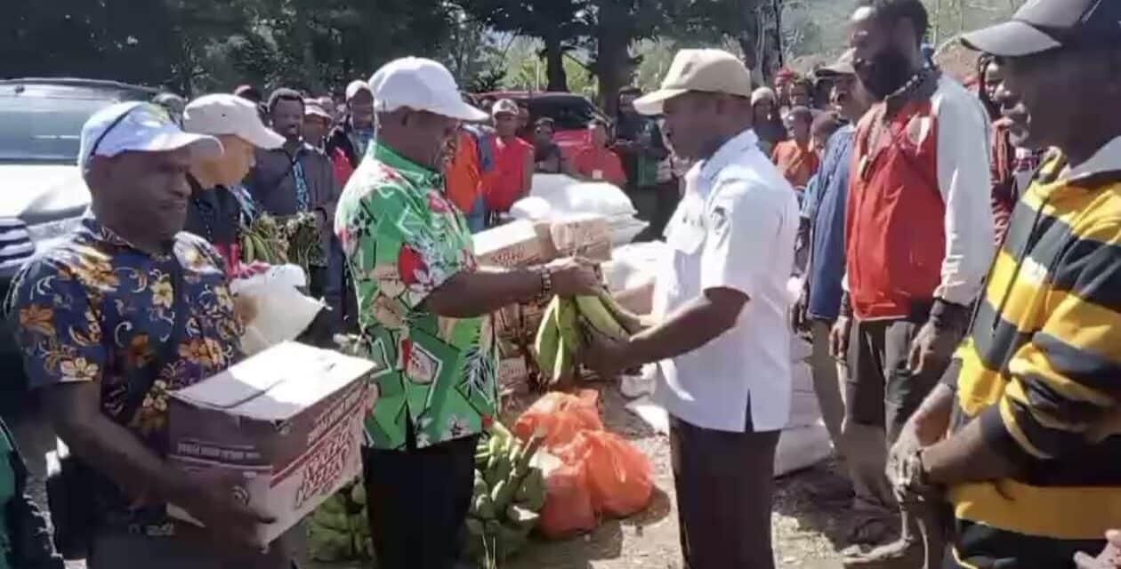 Wakil Bupati Mamteng Serahkan Bantuan Bahan Makanan Bagi Korban Banjir di Jayawijaya
