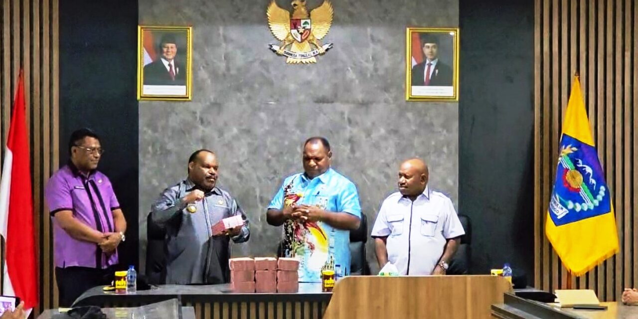 Bupati Yahukimo Beri Bantuan Rp 1 Miliar untuk Korban Banjir Wamena