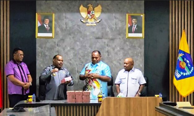 Bupati Yahukimo Beri Bantuan Rp 1 Miliar untuk Korban Banjir Wamena